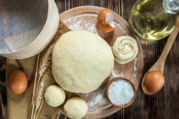 Pâte à pizza maison préparée au Thermomix, prête à être étalée.